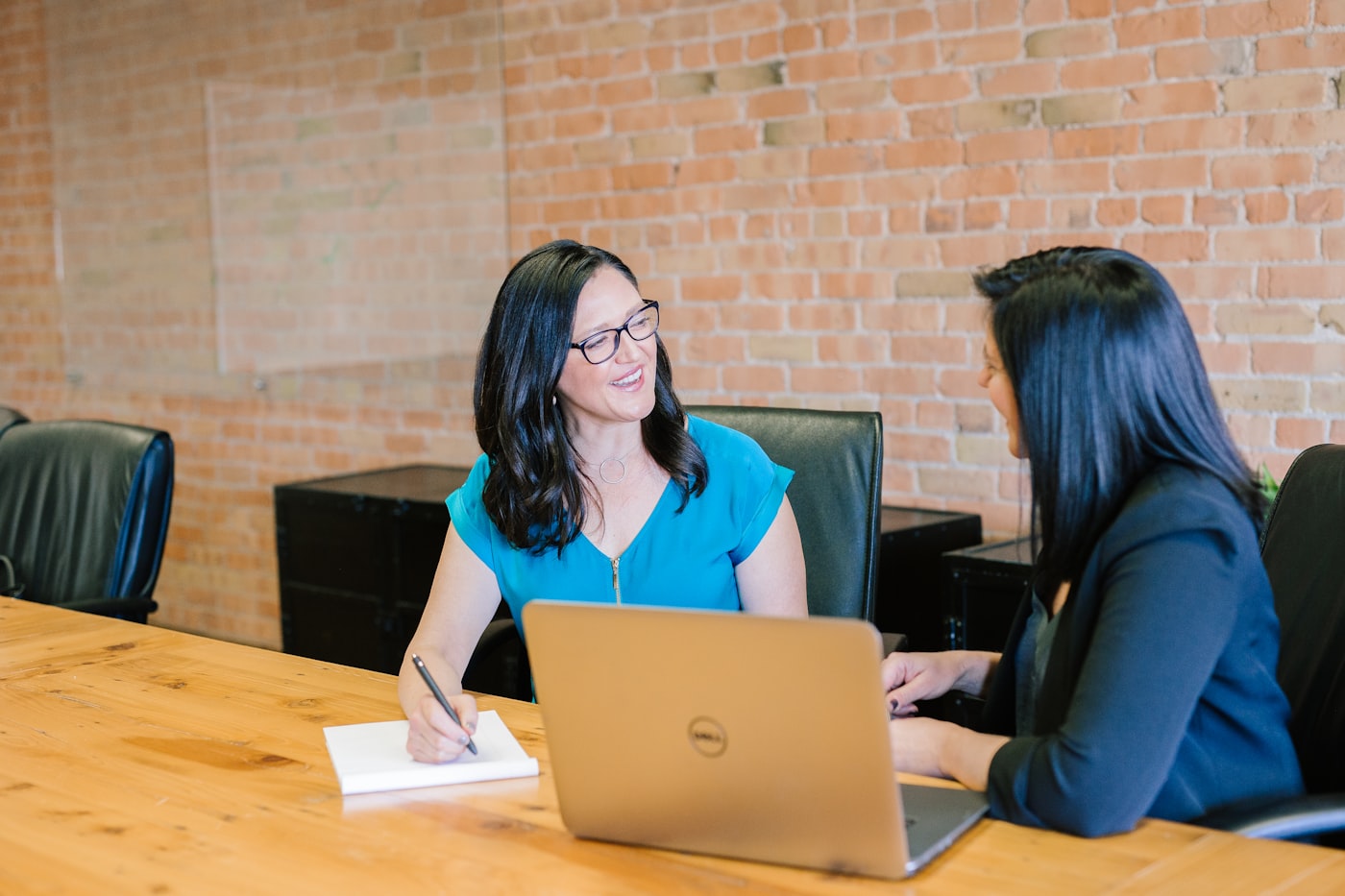 An Aspire advisor guiding a student through study options at a desk